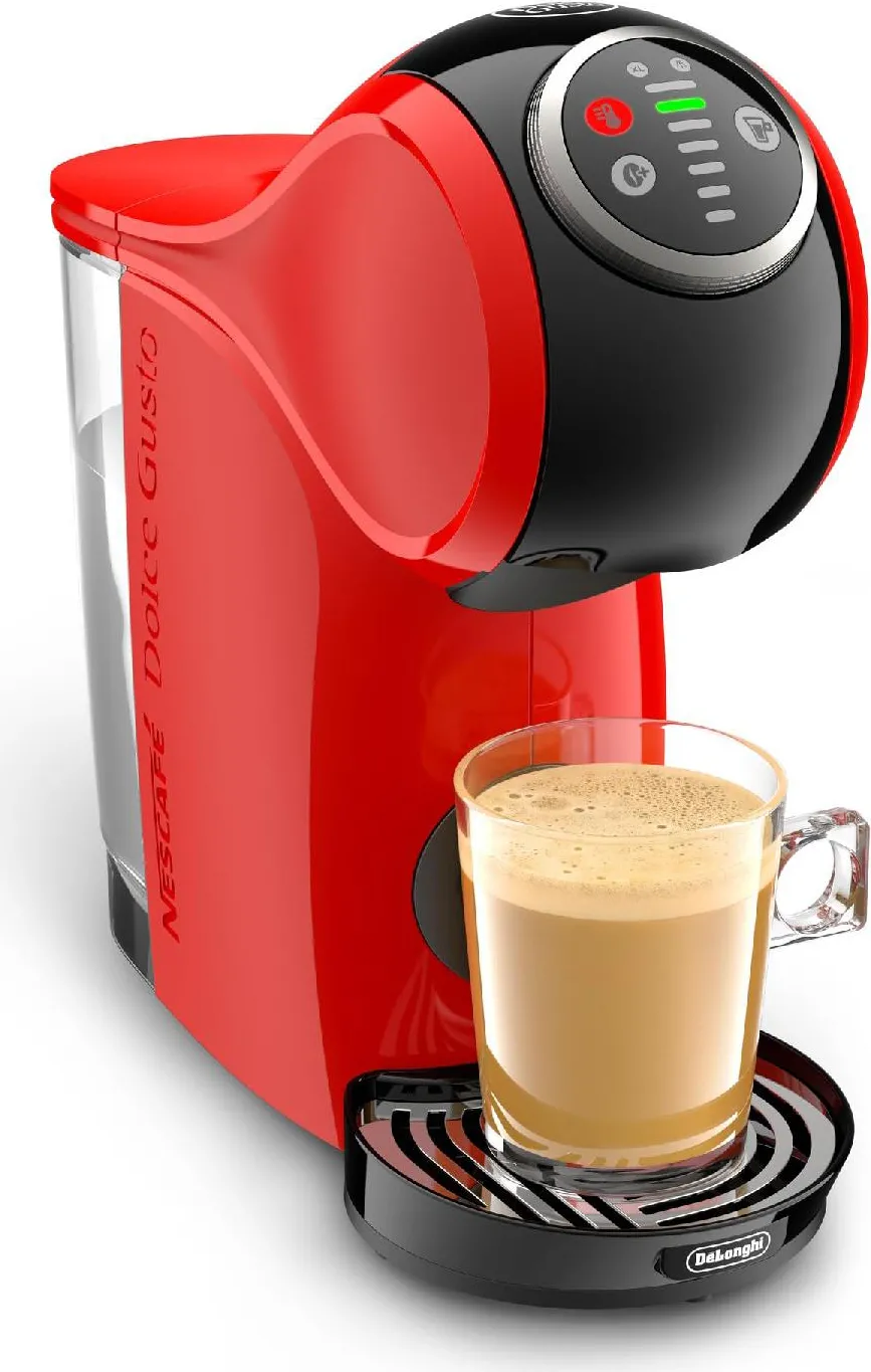 Macchina da caffè Nescafe Dolce gusto Krups di colore rosso su un bancone  della cucina, che utilizza un sistema di capsule di caffè preconfezionate  per preparare la bevanda calda Foto stock 