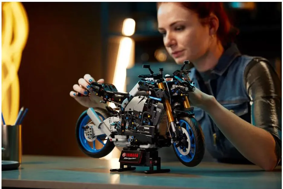 lego Technic - Yamaha MT-10 SP Modellino Moto da Costruire Replica di  Motocicletta con Motore a 4 Cilindri Sterzo Funzionante e App AR Kit  Modellismo per Adulti 18+ Anni - 42159